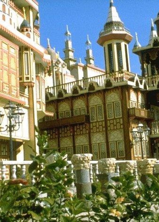 سائحة أميركية تبكي بعد سماعها صوت الآذان في جدة القديمة