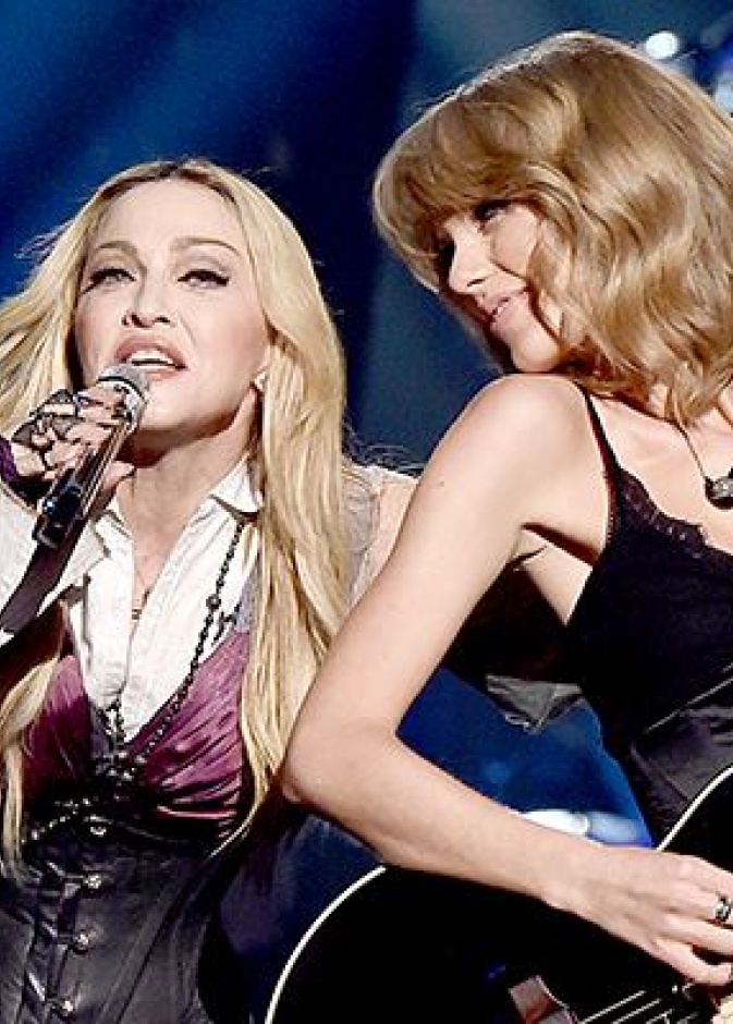 انسجام تام بين مادونا وتايلور سويفت في حفل جوائز أي هارت راديو
