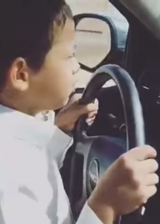 بالفيديو: طفل سعودي يقود السيارة بسرعة جنونية