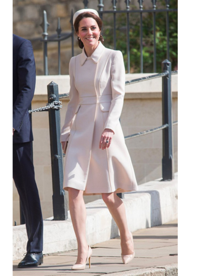 كيت ميدلتون kate Middleton اختارت موضة المعطف البيج بتوقيع دار Catherine Walker