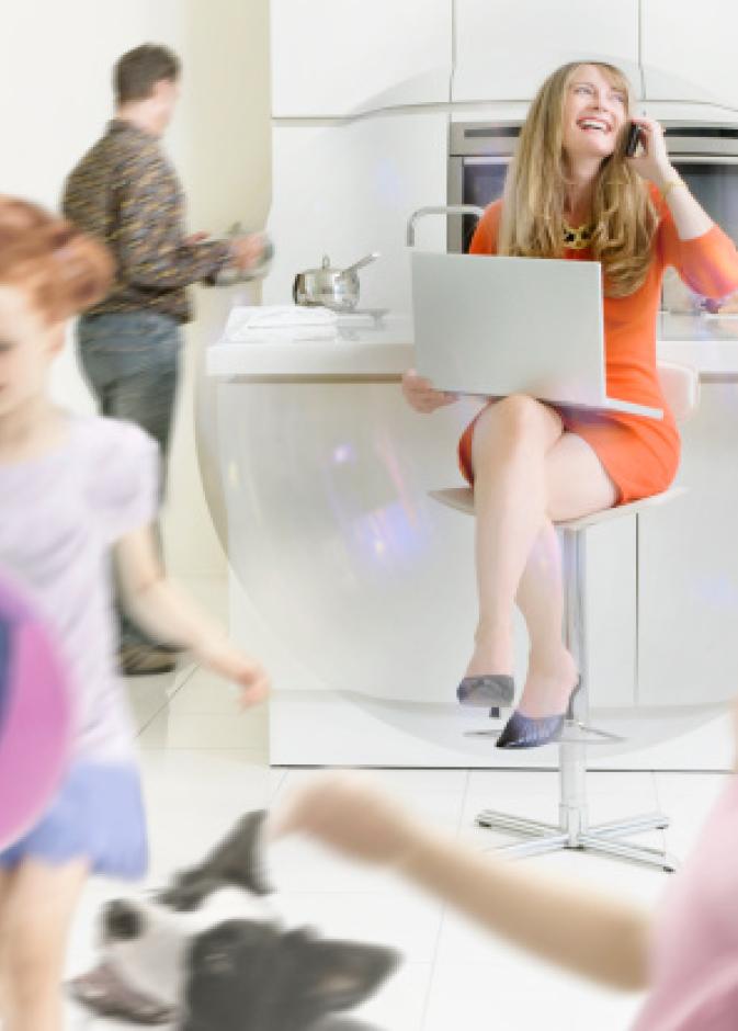 حيل نسائية لإبقاء الزوج في المنزل