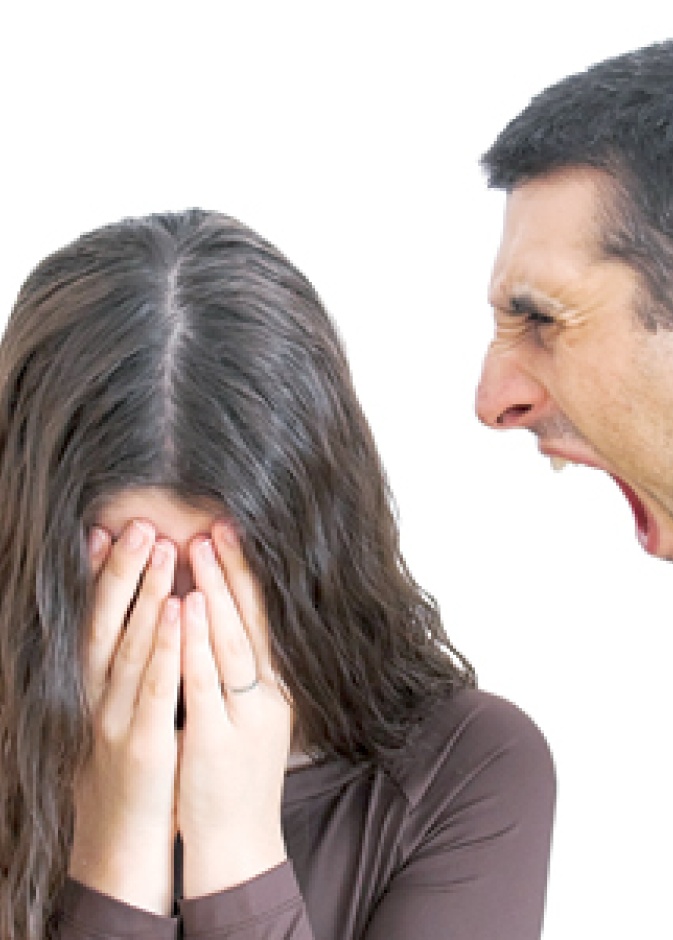 زوج يقطع الماء والكهرباء عن زوجته وابنتيه