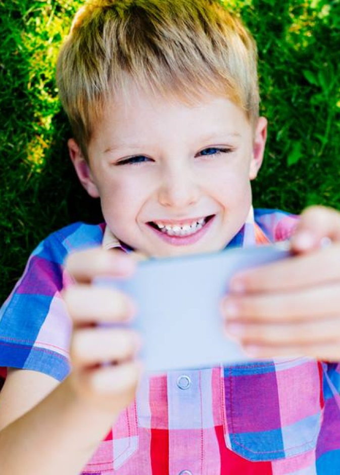 مراقبة الطفل ومعرفة انواع العابه تحميه من خطر العنف 