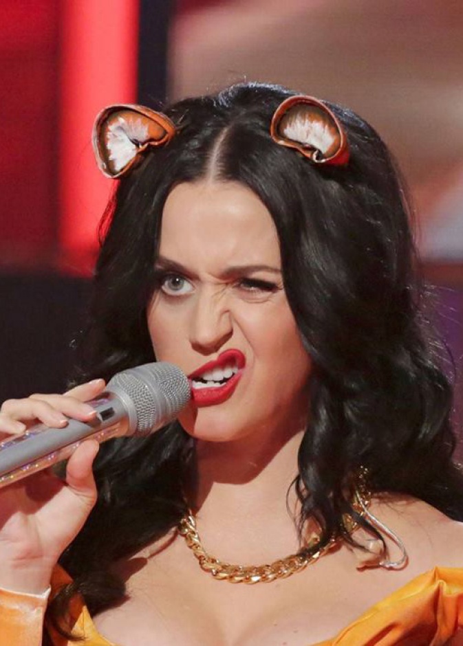 كاتي بيري تتنكر بزي الهالوين خلال أدائها لوصلتها الغنائية في برنامج The X factor