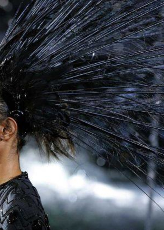 إطلالة غريبة لإحدى عارضات أزياء لويس فيتون بالأمس