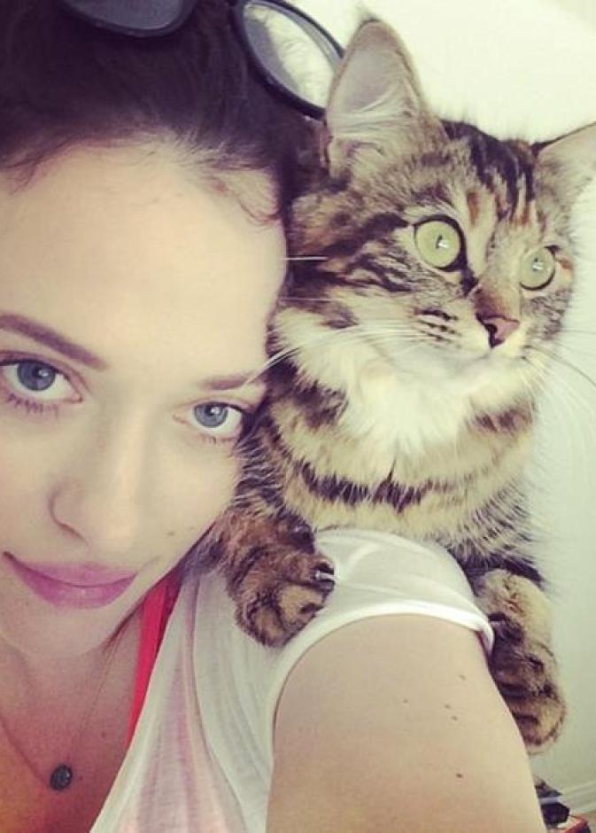 من الأجمل... Kat Dennings أم قطتها؟