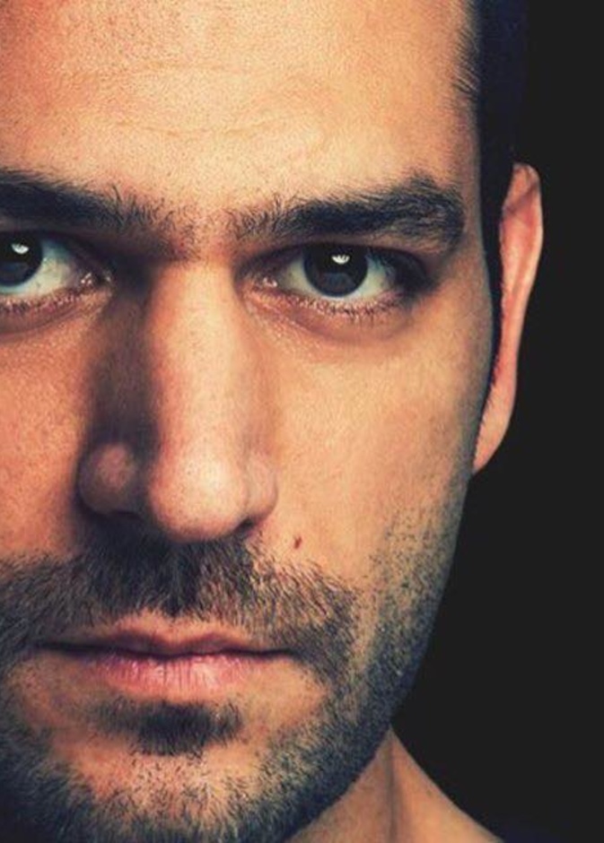 مراد يلدريم بطل مسلسل عاصي يحتفل بعيد ميلاده ال38