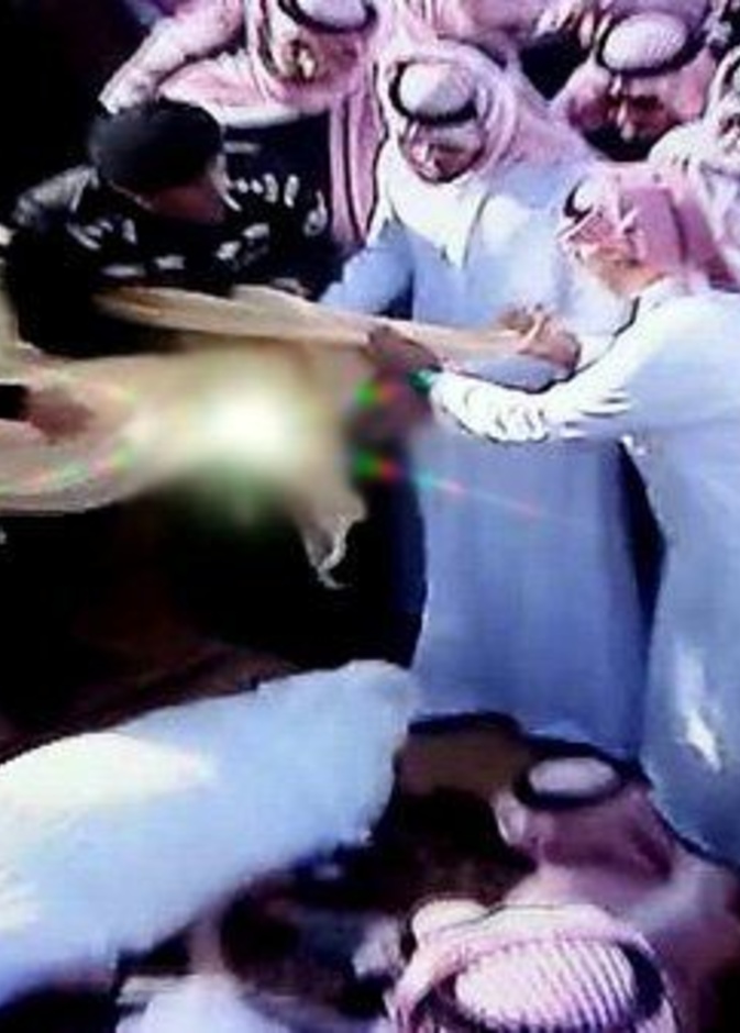 فيديو.. مقطع مؤثر للأمير متعب بعد دفن الملك عبد الله