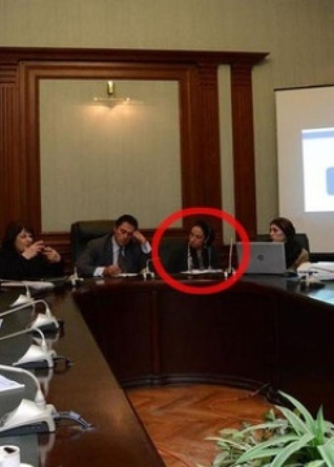 زوجة مسؤول ترافقه في كل مكان!