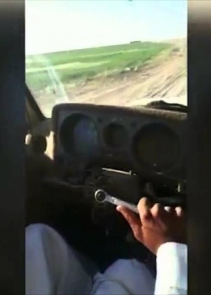 بالفيديو: سعودي يقود سيارته بدون مقود!