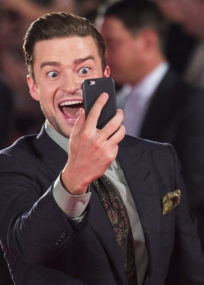 جستين تيمبرلك بصور سيلفي مضحة خلال مهرجان تورنتو السينمائي الدولي