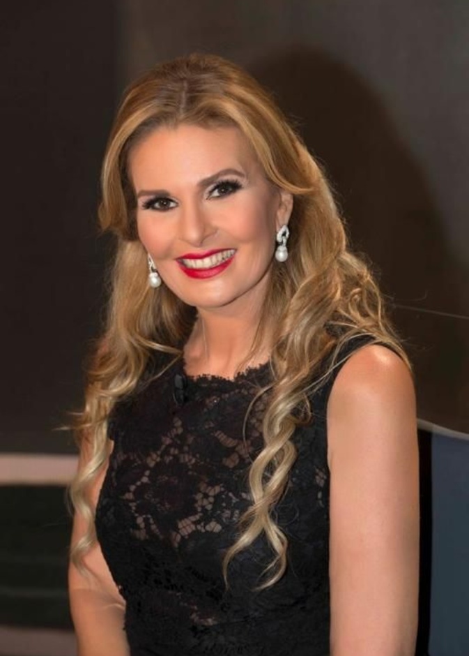 الفنانة يسرا