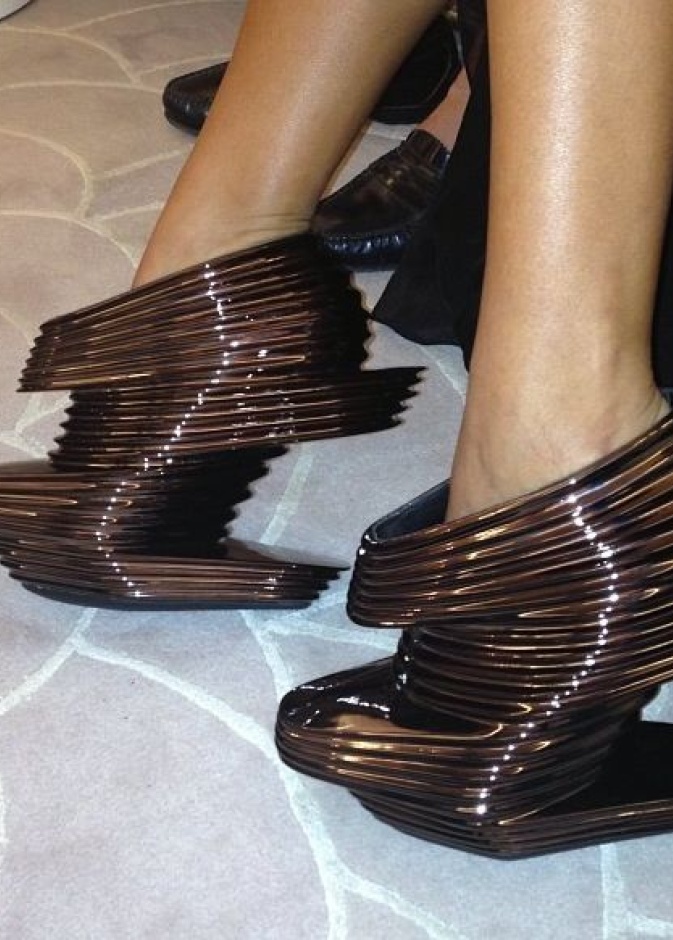 النجمة مايا دياب تهدي نفسها بمناسبة عيد ميلادها هذا الحذاء الغريب من تصميم المهندسة زها حديد.. ما رأيكم؟