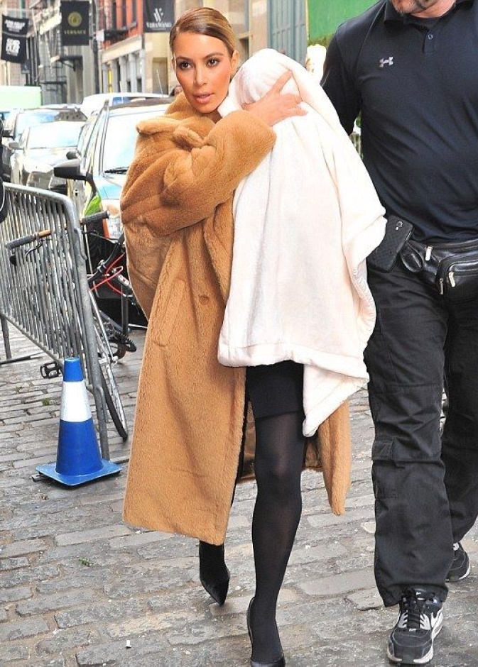 كيم كارداشيان تحاول إبعاد ابنتها من عدسات المصورين