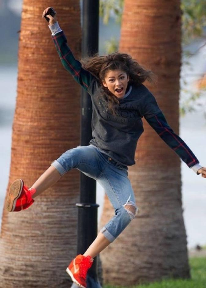 نجمة ديزني المحبوبة زيندايا كولمان في لقطة ظريفه في لوس أنجلوس