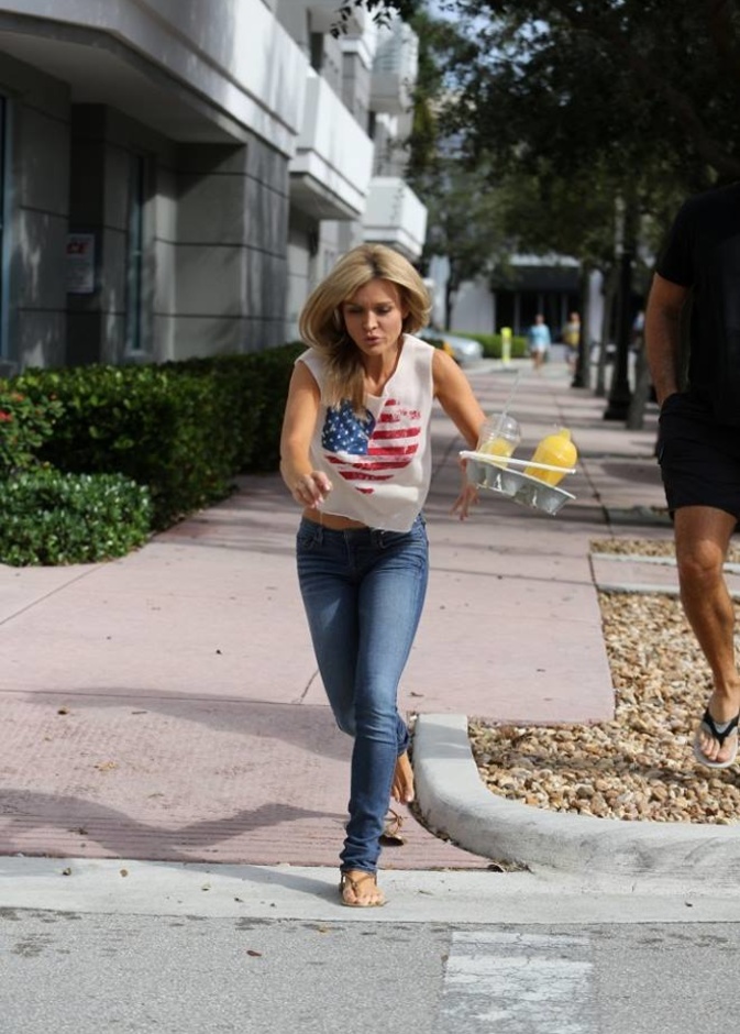 جوانا كاروبا تتعثر وتوقع عصيرها الذي اشترته للتو من المقهى... سلامتك يا جوانا