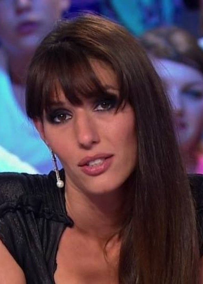 وعود المذيعة الفرنسية الحسناء وضعتها في مأزق