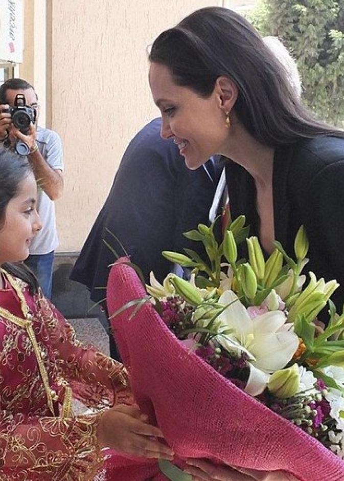أنجلينا تتلقى الورد خلال زيارتها لأحد مخيمات اللاجئين في تركيا بالأمس