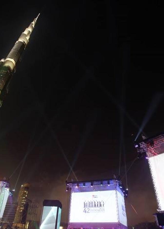 برج خليفه يتزين بألوان العلم الإماراتي ضمن احتفالات العيد الوطني بالأمس