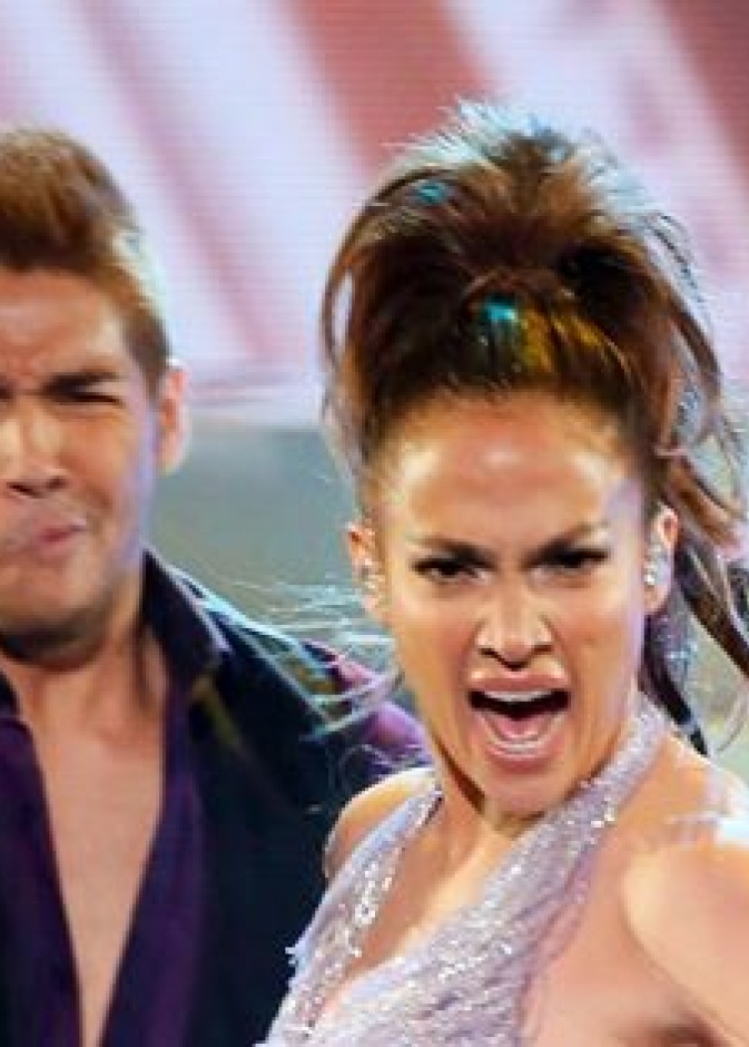 لا نعرف لمَ جنيفير لوبيز منفعلة إلى هذا الحد لدى تأديتها لوصلتها الغنائية في american music awards بالأمس؟