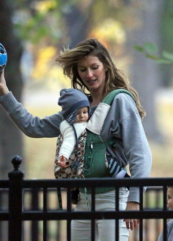 جيزيل بوندشين تحمل ابنتها وتلاعب أحد الأطفال