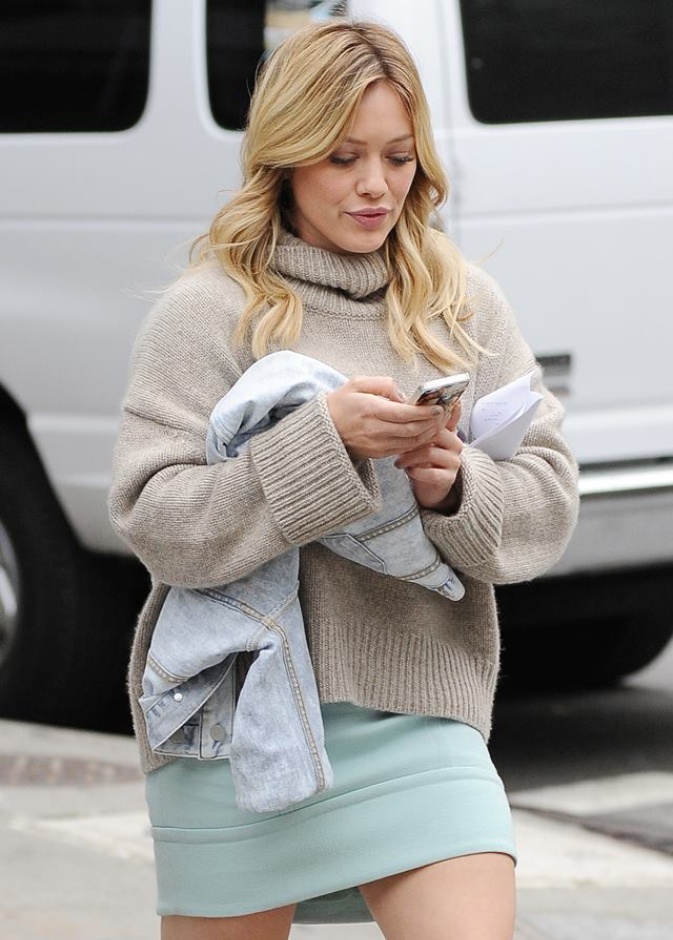 ترى من تحادث هيلاري داف ويشغلها لهذا الحد؟