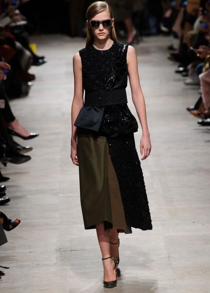 تصاميم دافئة وباريسية في عرض  Rochas