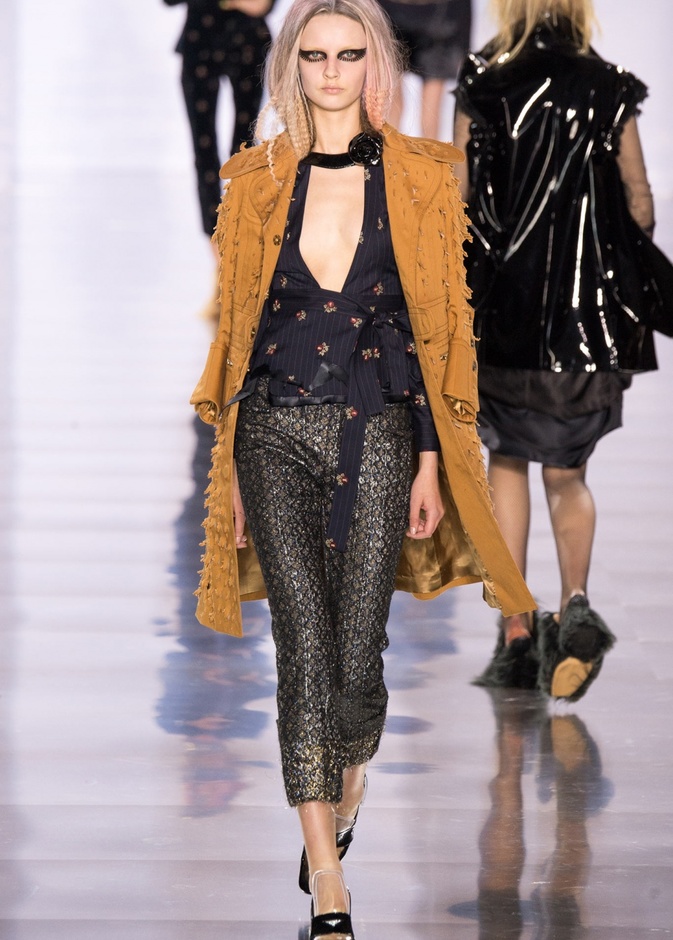 Galliano يعيد الفانتازيا للموضة في عرض Maison Margiela