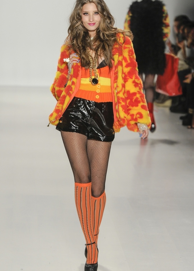 أجواء الثمانينيات في عرض Betsey Johnson