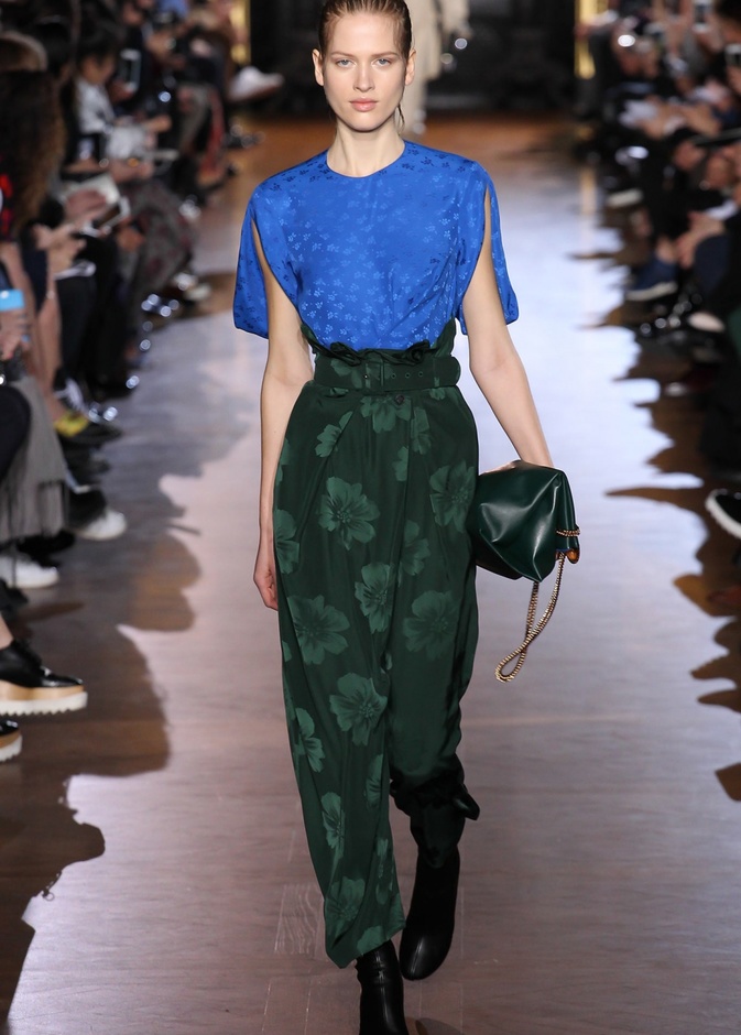أناقة عصريّة متجدّدة في مجموعة "Stella Mccartney"