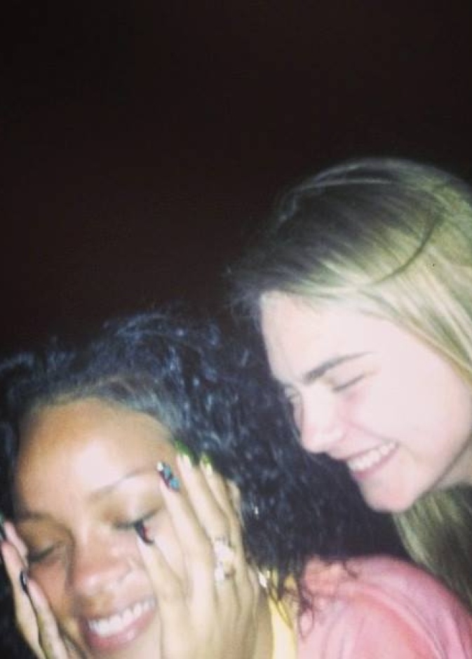 ريهانا وصديقتها عارضة الأزياء كارا ديليفينج تقضيان أوقاتا ممتعه في باربادوس