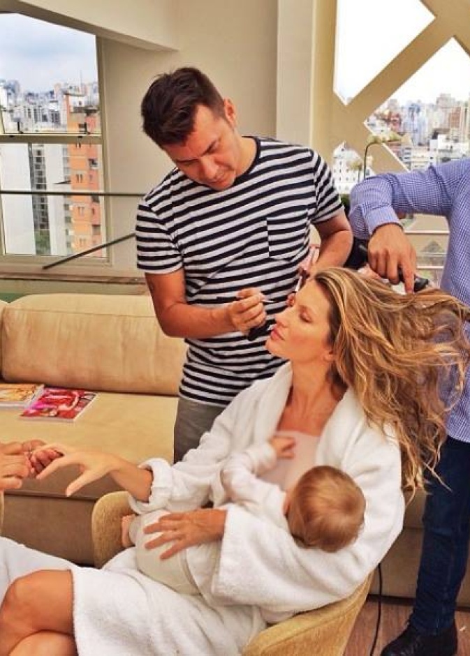 عارضة الأزياء جيزيل بوندشين تمارس أمومتها رغم انشغالها... إنها فعلا SUPER MOM