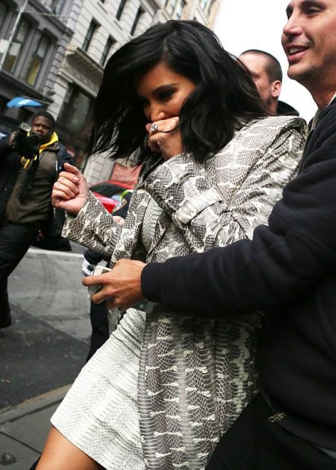 لماذا تبدو كيم مرحه لهذه الدرجة .. رغم محاولتها الهروب من عدسات الباباراتزي؟