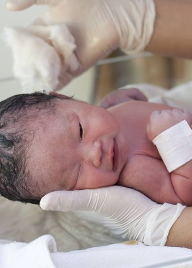 رضيع عمره 5 أيام يتسبب في تحطم طائرة!