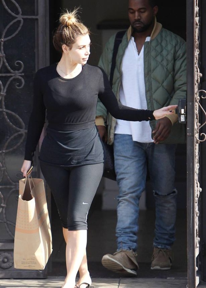 كيم بلباس رياضي بسيط تغادر أحد صالونات تجميل الأظافر مع حبيبها كاني ويست
