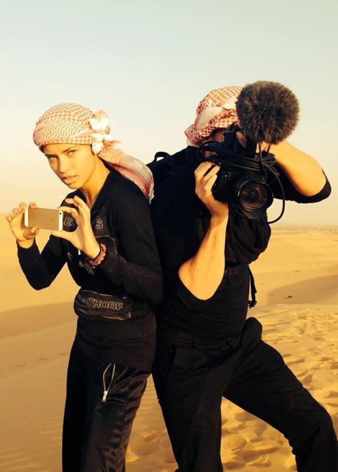 عارضة أزياء فيكتوريا سكريت أدريانا ليما تستمتع بصحراء دبي على هامش زيارتها الترويجية للإمارة