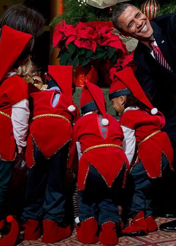 لا نعرف ما الذي أضحك أوباما لهذه الدرجة؟ لكن بالتأكيد هي بهجة الميلاد والأطفال الذين يحيطون به وبعائلته.