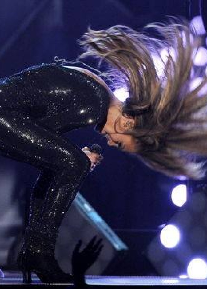 جنيفير لوبيز مندمجة في غنائها على خشبة مسرح Billboard Music Awards
