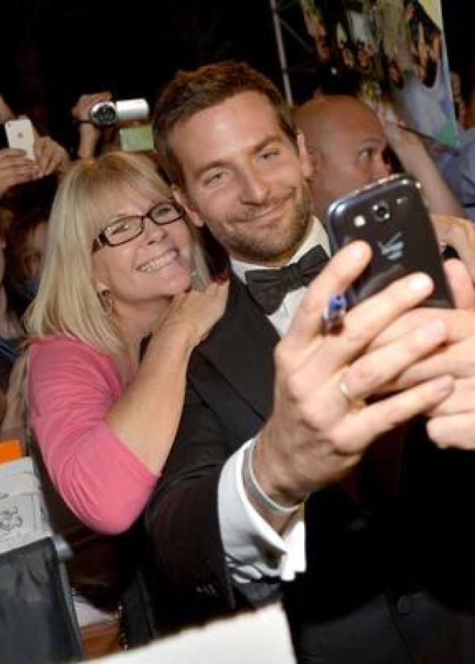 برادلي كوبر يلتقط الصورة بنفسه لإحدى معجباته خلال Palm Springs Film Festival 2014 Awards Gala