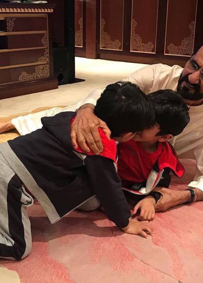 الشيخ محمد بن راشد في صورة عفوية خلال ملاعبته لأحفاده