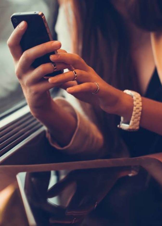 اعتذري منه برسالة هاتفية مُفعمة بمشاعر الشوق