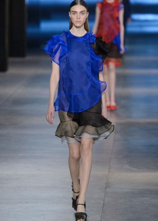 Christopher Kane يعشق الفساتين المنقوشة بجلد التمساح