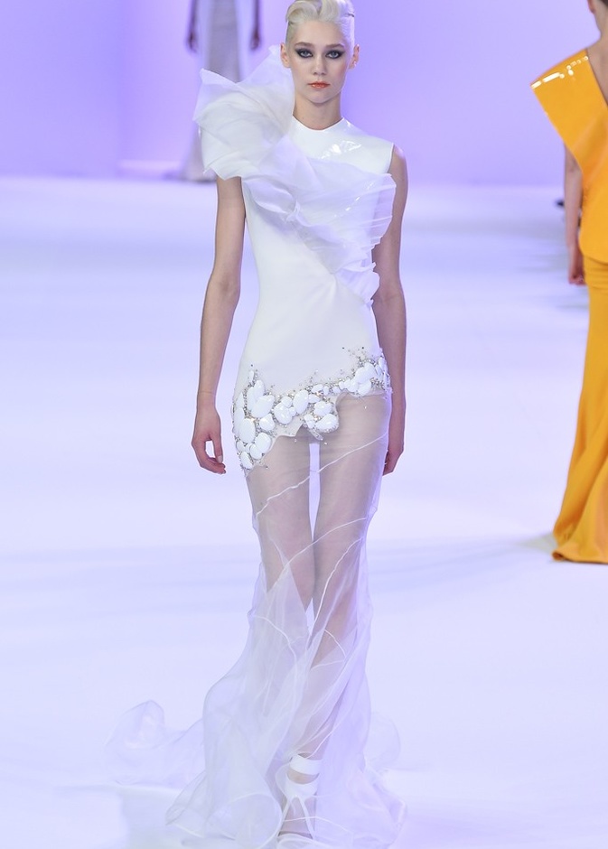 Stéphane Rolland أناقة الاصفر ورقيّ الابيض