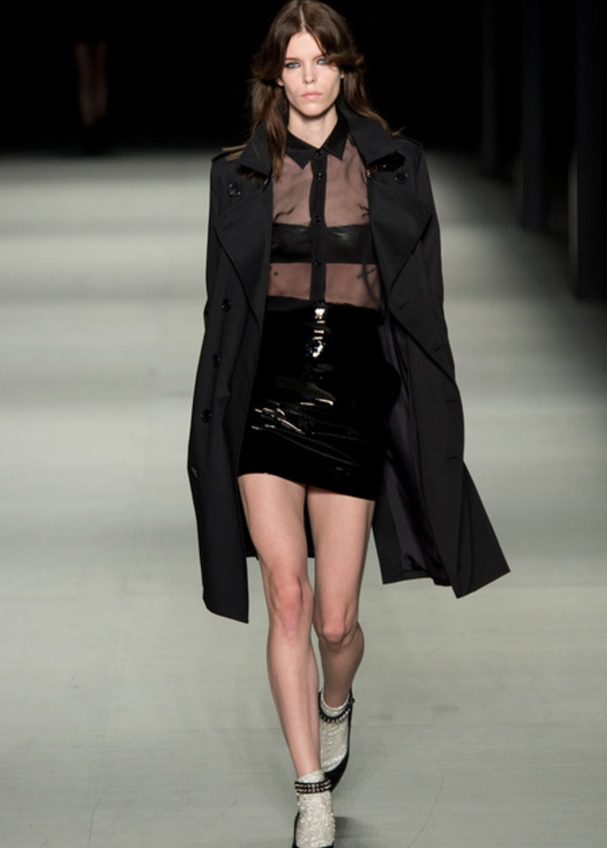 Saint Laurent: الاقمشة الشفافة لاطلالة أكثر دلالاً