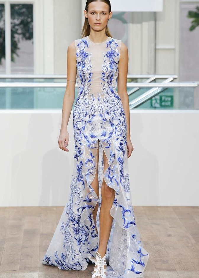 القصات المستقيمة تحمل توقيع جوليان ماكدونالد