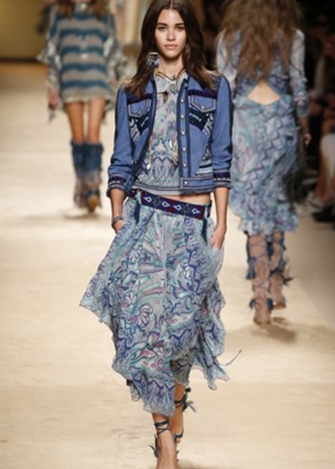 تصاميم Etro تحاكي المرأة العصرية والغجرية