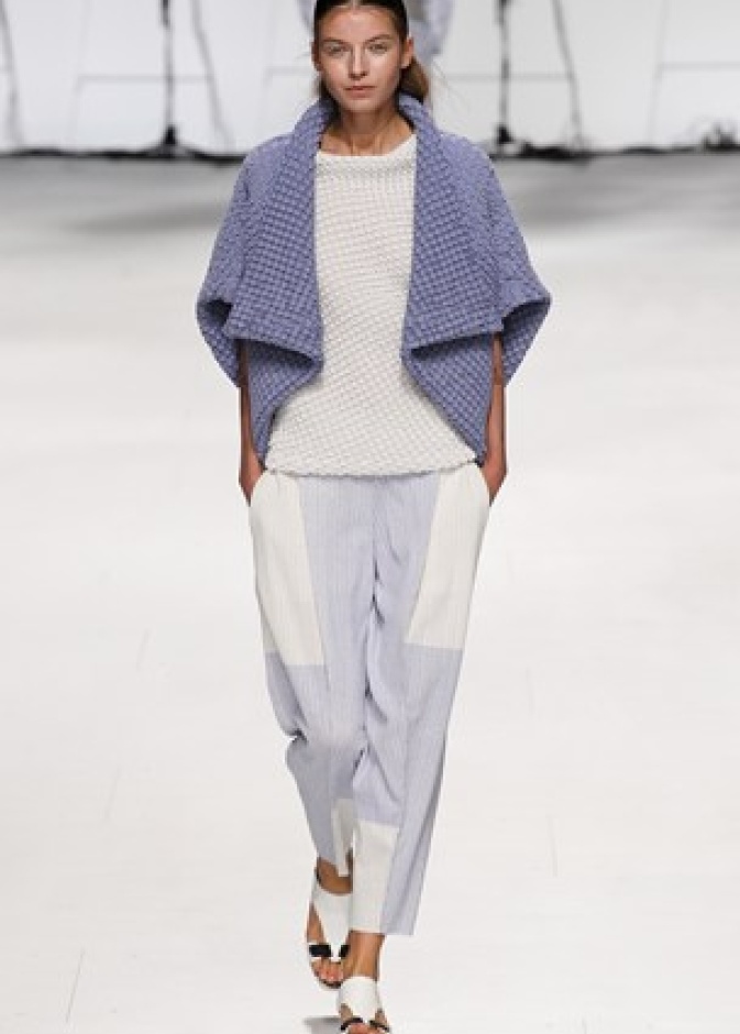 لمسات عصرية ومضلّعة في عرض  ISSEY MIYAKE