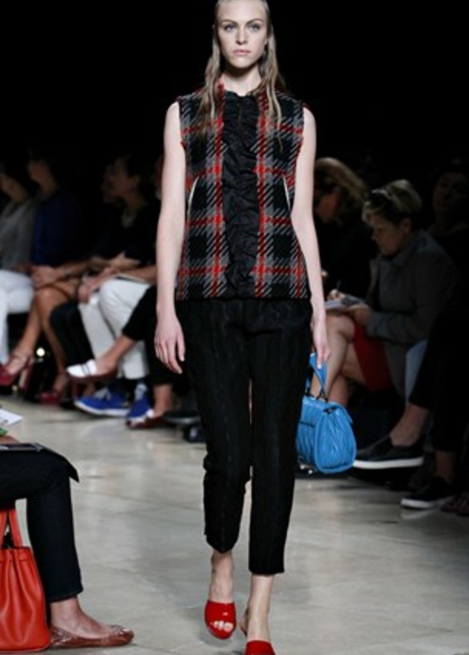 معاطف جلدية وسترات قصيرة في عرض  Miu Miu