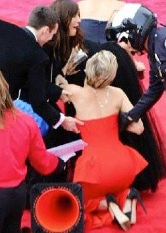 جنيفر لورانس تفعلها مرة ثانية وتقع في حفل الأوسكار!