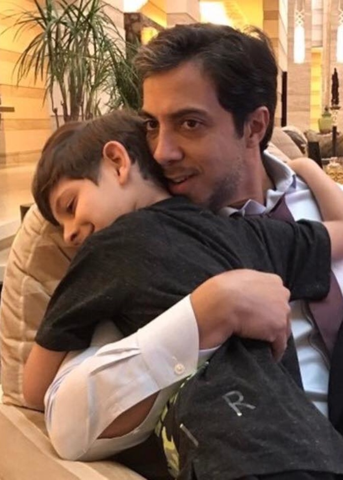 صورة عفوية للشيخ منصور بن زايد محتضنا نجله حمدان